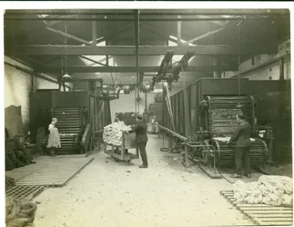 De droogkamer, tapijtfabriek, 1923